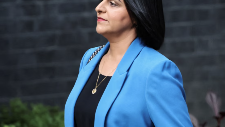 شابانا محمود.. أول مسلمة على رأس وزارة الداخلية في مواجهة ملفات الهجرة والأمن