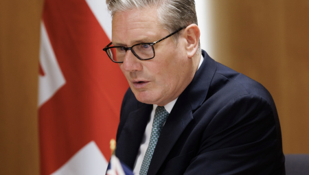 ستارمر يهاجم خطة فاراج لترحيل المهاجرين القانونيين ويصفها بـالعنصرية