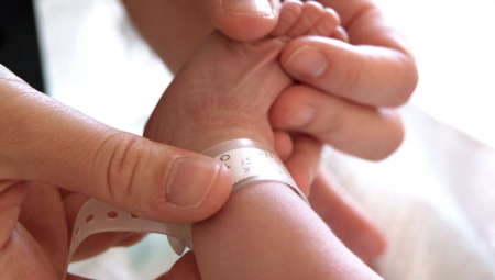 أكثر من نصف الولادات في المملكة المتحدة تتم بتدخل طبي