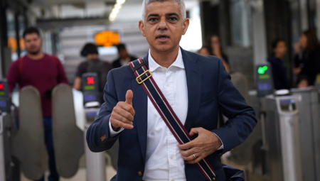 خان يواجه أزمة إضرابات مترو لندن بعرض زيادة أجور 3.4% دون شروط