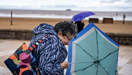 تحذيرات من رياح عاتية قد تصل إلى 80 ميلاً في الساعة في إنجلترا وويلز