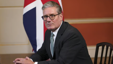 ستارمر لتومي روبنسن: العلم البريطاني رمز للتنوع ولن يُستخدم أداة للعنف والانقسام