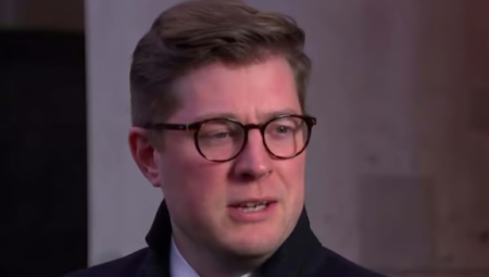 استقالة مساعد ستارمر بعد تسريب رسائل جنسية فاضحة عن ديان أبوت