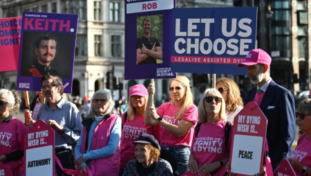 ديفيد لامي يحذر: مشروع قانون الموت الرحيم قد يدفع كبار السن إلى الانتحار