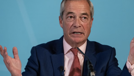 هجوم سياسي على فاراج بسبب خطته لإلغاء الإقامة الدائمة في بريطانيا