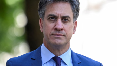 إد ميليباند: انسحاب الحكومة من منصة X احتمال وارد بسبب خطر إيلون ماسك