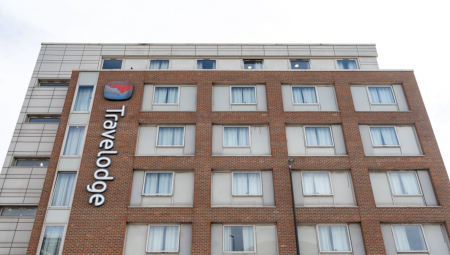 تحقيقات مستقلة لفنادقترافيلودج بعد منحها غرباء مفاتيح غرف النزلاء وحادثة اعتداء مروعة