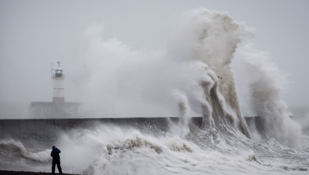 اشتداد العاصفة ديف وسط توقعات باضطرابات واسعة