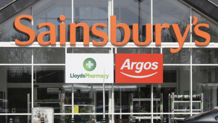 سترات واقية من الطعن لحراس سينزبوريز بعد موجة عنف أججتها تحديات تيك توك