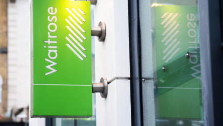 سلسلة متاجر آيسلند تعين موظفاً فصلته ويتروز بعد تصديه لسارق