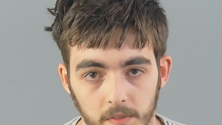 السجن 28 شهرًا لشاب استغل طفلة عبر لعبة روبلوكس الإلكترونية وتسلل إلى منزلها