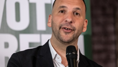 زعيم حزب الخضر يطالب بسحب اتفاقية التجارة مع إسرائيل بعد غاراتها على لبنان