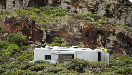 وفاة بريطاني وإصابة 27 إثر سقوط حافلة في وادٍ بجزر الكناري