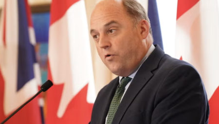 بن والاس: إرسال سفن بريطانية لمضيق هرمز وهم في ظل استنزاف الجيش