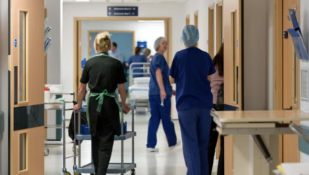 أزمة تمويل: NHS تستعد لتسريح 21 ألف موظف في إنجلترا