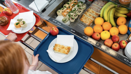 خطة حكومية بريطانية لإنهاء عصر الوجبات السريعة في المدارس