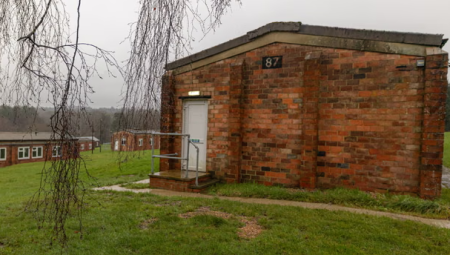 بريطانيا تنقل مئات طالبي اللجوء إلى ثكنات عسكرية وسط إغلاق واسع للفنادق