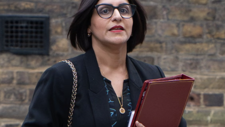 وثائق رسمية تكشف: إصلاحات الهجرة البريطانية لن توفر سوى 6% من المبالغ المعلنة