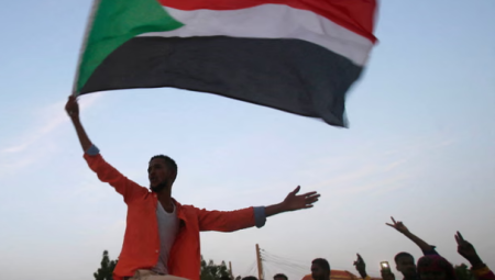 بريطانيا تدفع نحو هدنة في السودان وسط تحذيرات من تفاقم الكارثة الإنسانية