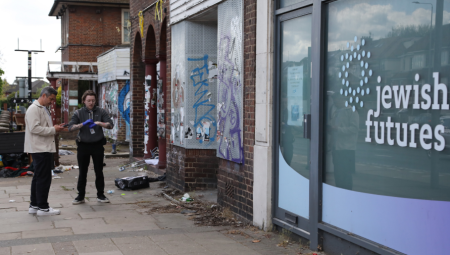 شرطة مكافحة الإرهاب تحقق في هجوم حريق متعمد استهدف متجرًا يهوديًا شمال لندن