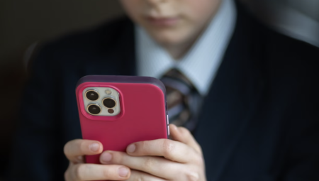 بريطانيا تفرض حظراً على الهواتف في المدارس ضمن حزمة إصلاحات لحماية الأطفال