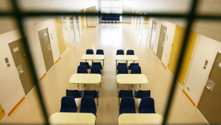 المحكمة العليا تنتقد وزارة الداخلية لفشلها في حماية المهاجرين المحتجزين