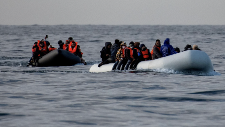 اليمين المتطرف البريطاني ينظم رحلات إلى كاليه لمضايقة المهاجرين والعاملين الإنسانيين