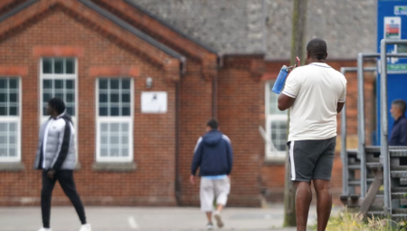 إغلاق أول ثكنة عسكرية لإيواء طالبي اللجوء في بريطانيا بعد سجل حافل بالأزمات