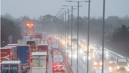 المملكة المتحدة تستعد لأكثر موسم أعياد ازدحامًا على الطرق والمطارات