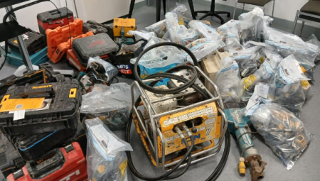 400 أداة كهربائية مسروقة تعود لأصحابها بعد ضبطها في سوق للسلع المستعملة