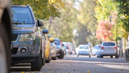 خطة حكومية جديدة تُلزم المجالس المحلية بتقليص مواقف السيارات ضمن مشاريع الإسكان