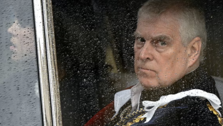 الأمير السابق أندرو ماونتباتن يسلم رخصة سلاحه للشرطة البريطانية بعد مراجعة رسمية