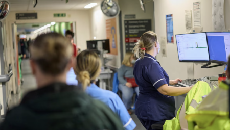 الذكاء الاصطناعي يقلص فترات الانتظار في أقسام الطوارئ بإنجلترا هذا الشتاء
