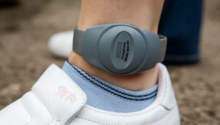 تأخير تركيب أجهزة التتبع يمنح مئات السجناء حرية التجول قبل العام الجديد