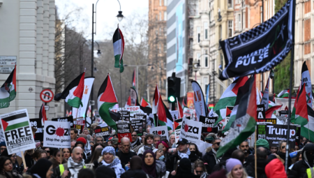 اعتقال الناشط بيتر تاتشيل في لندن بسبب لافتة “عولمة الانتفاضة”