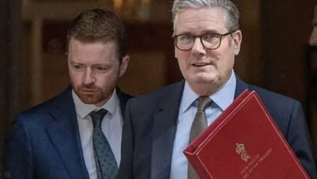 ضغوط على ستارمر بعد استقالة رئيس مكتبه على خلفية فضائح إبستين المسربة