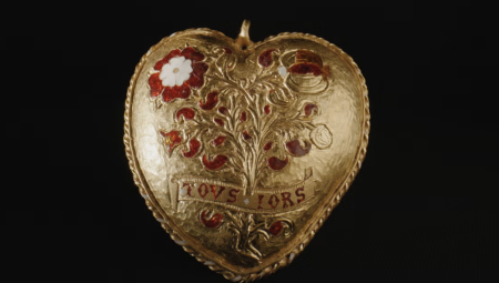 المتحف البريطاني يؤمن قلادة نادرة تعود لزواج هنري الثامن وكاثرين أراغون