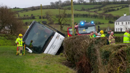 تصادم حافلة مدرسية تقلّ 40 طالباً في أيرلندا الشمالية… وإصابات طفيفة