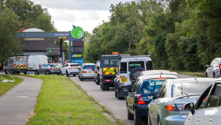 شبح أزمة البنزين يهدد المملكة المتحدة مع تصاعد الحرب في الشرق الأوسط