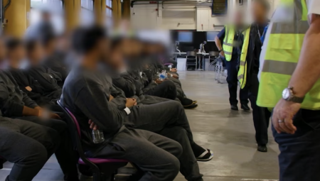 انتقادات حقوقية وقانونية لخطط بريطانية بمصادرة هواتف طالبي اللجوء