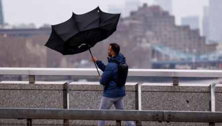 عاصفة غورتي تضرب المملكة المتحدة: ثلوج ورياح وأمطار تعطل النقل والمدارس