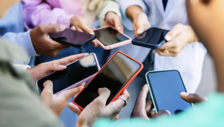 أطباء بريطانيا يعلنون استخدام الأطفال للهواتف حالة طوارئ صحية عامة