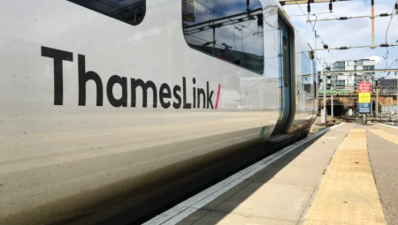 اضطراب واسع في شبكة القطارات البريطانية بعد سرقة كابلات الإشارات