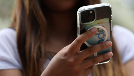 ضغوط برلمانية متصاعدة على ستارمر لفرض حظر السوشال ميديا دون سن 16 عامًا