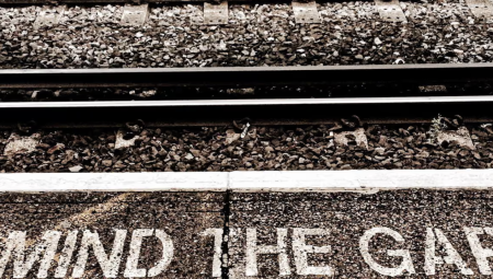 فجوات بين القطارات والأرصفة تهدد أربعة من كل خمسة مكفوفين في بريطانيا