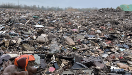 مئات مواقع النفايات غير القانونية تعمل في إنجلترا بينها 11 موقعًا فائق الحجم