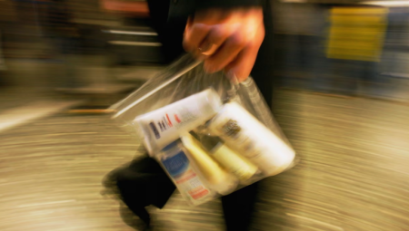 مطار هيثرو يلغي حدّ 100 مل للسوائل في حقائب اليد