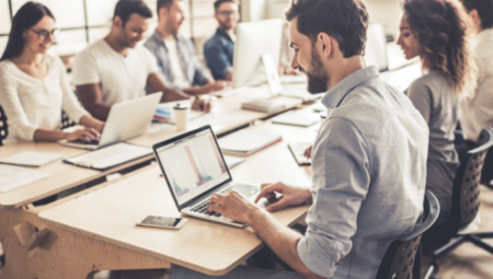 بريطانيا تخطط لتدريب 10 ملايين عامل تحسبًا لفقدان وظائف بسبب الذكاء الاصطناعي