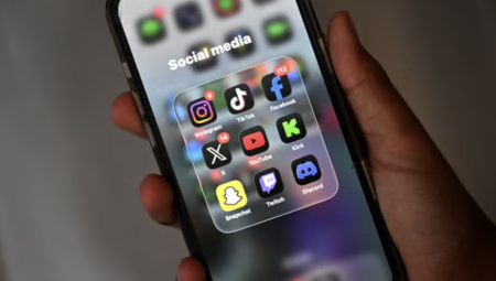 تراجع حكومة بريطانيا عن حظر التواصل الاجتماعي لمن هم دون الـ16 يثير موجة غضب