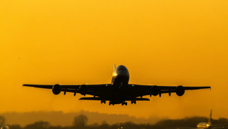 أكثر من ألف بريطاني يعودون على متن رحلات تجارية وسط قيود الطيران في الشرق الأوسط